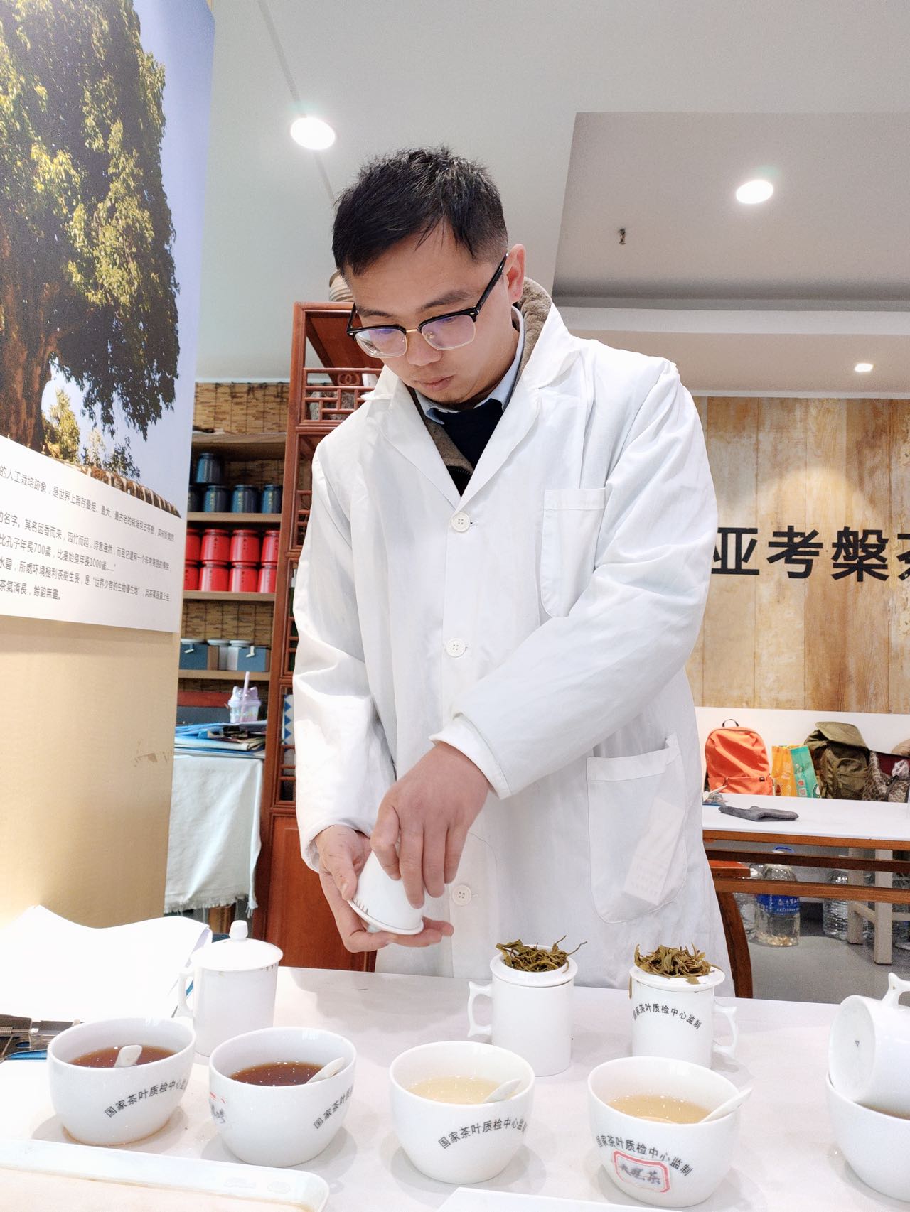 普洱茶非遺傳承人陳財代表普洱市參加云南省第十九屆職工職業技能大賽·評茶員技能決賽